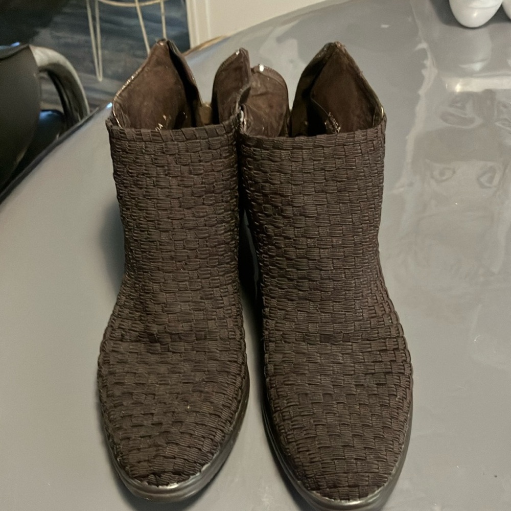 1 pair of Stevens boots black size 8